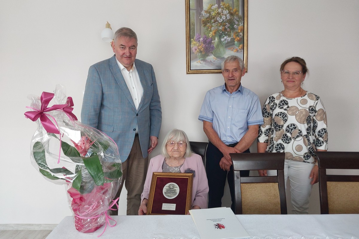 Irena Marta Chechła z członkami rodziny i radnym województwa