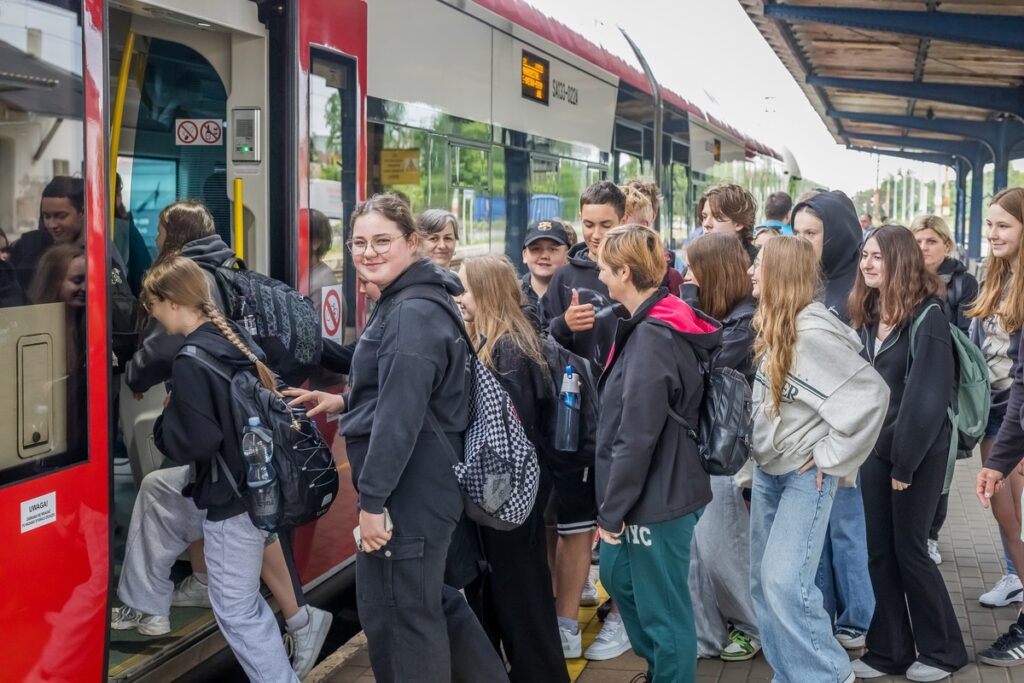 Ludzie wsiadający do pociągu.