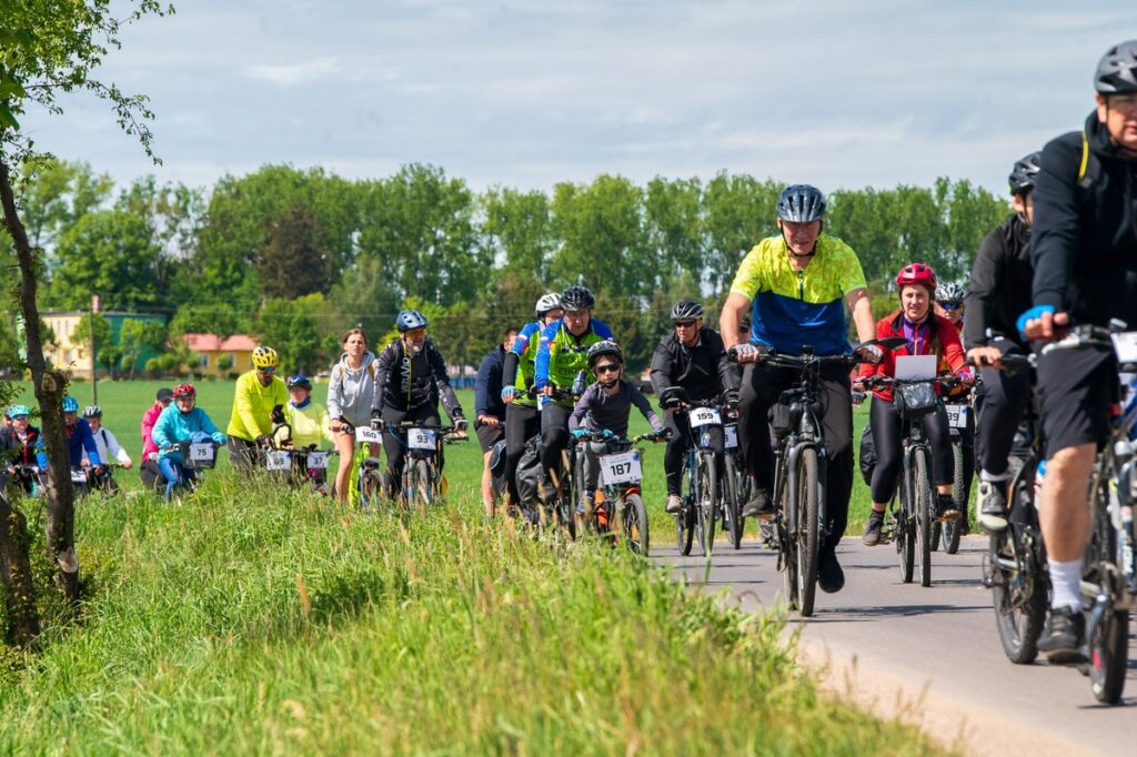 Grupa ludzi jadących na rowerach rekreacyjnie