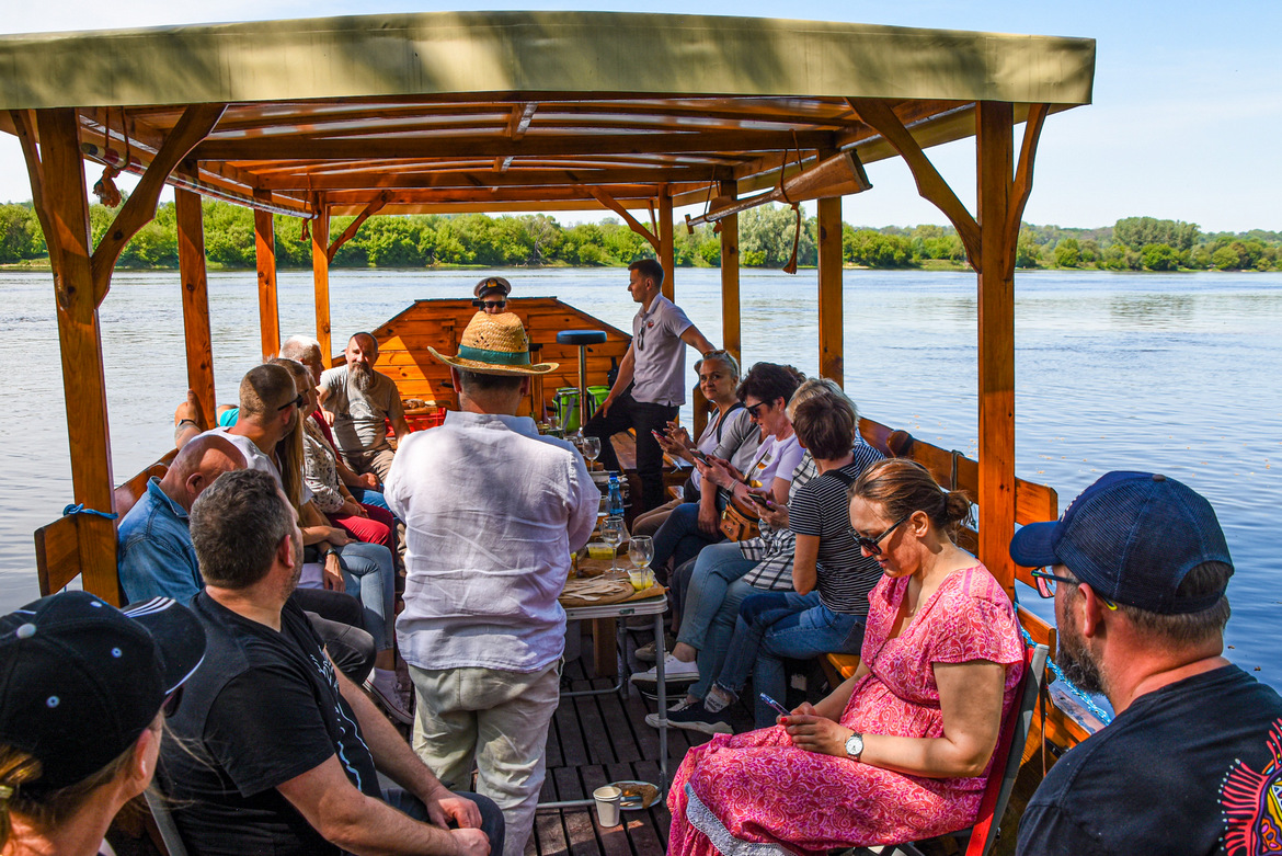 Ludzie płynący na barce
