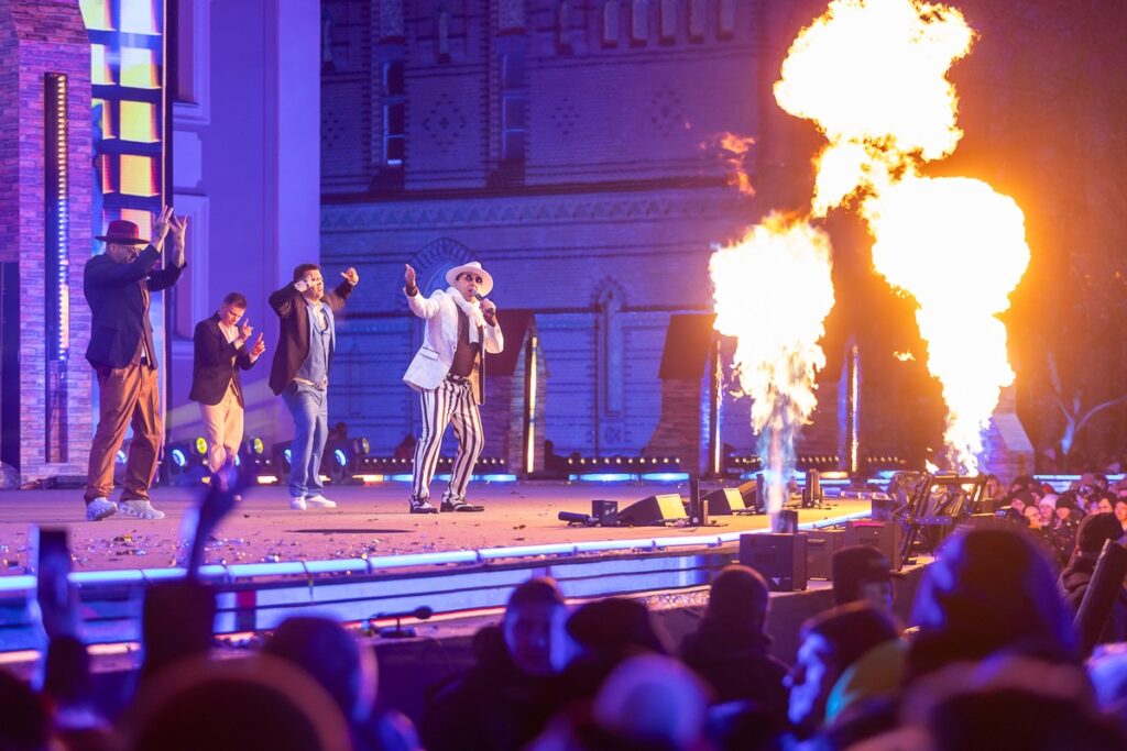 “The New Year’s Power of Hits” photo by Szymon Zdziebło / tarantoga.pl