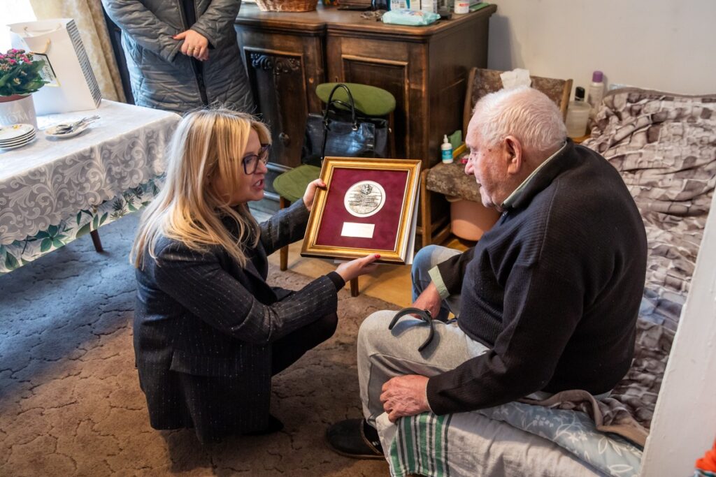 Medal Unitas Durat dla Witolda Błachowiaka fot. Andrzej Goiński UMWKP