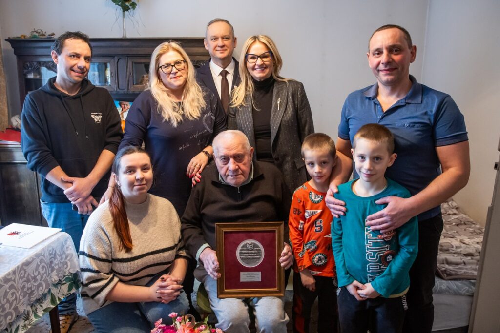 Medal Unitas Durat dla Witolda Błachowiaka fot. Andrzej Goiński UMWKP