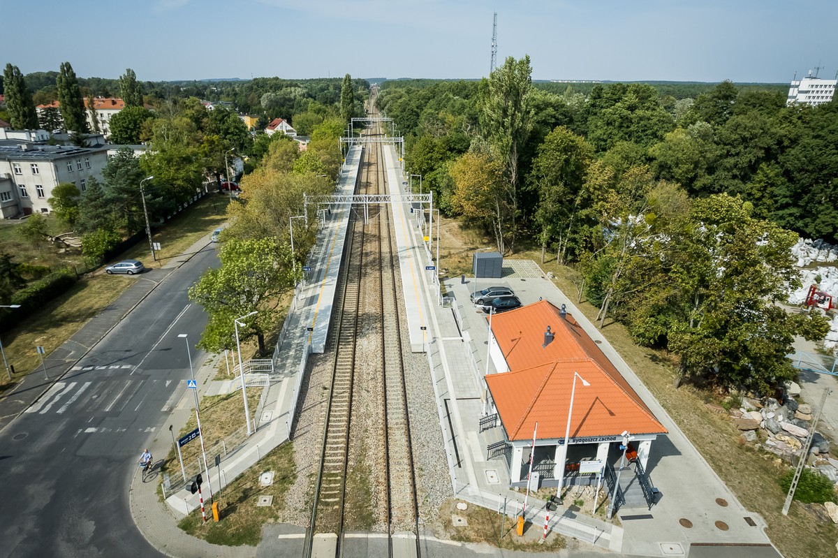 Stacja PKP Bydgoszcz Zachód, zdjęcie stacji z peronami z lotu ptaka, fot. Tomasz Czachorowski/eventphoto.com.pl dla UMWKP