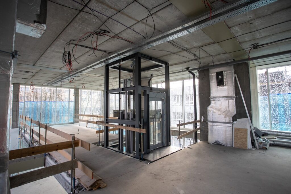 Finiszująca rozbudowa Książnicy Kopernikańskiej, fot. Mikołaj Kuras dla UMWKP