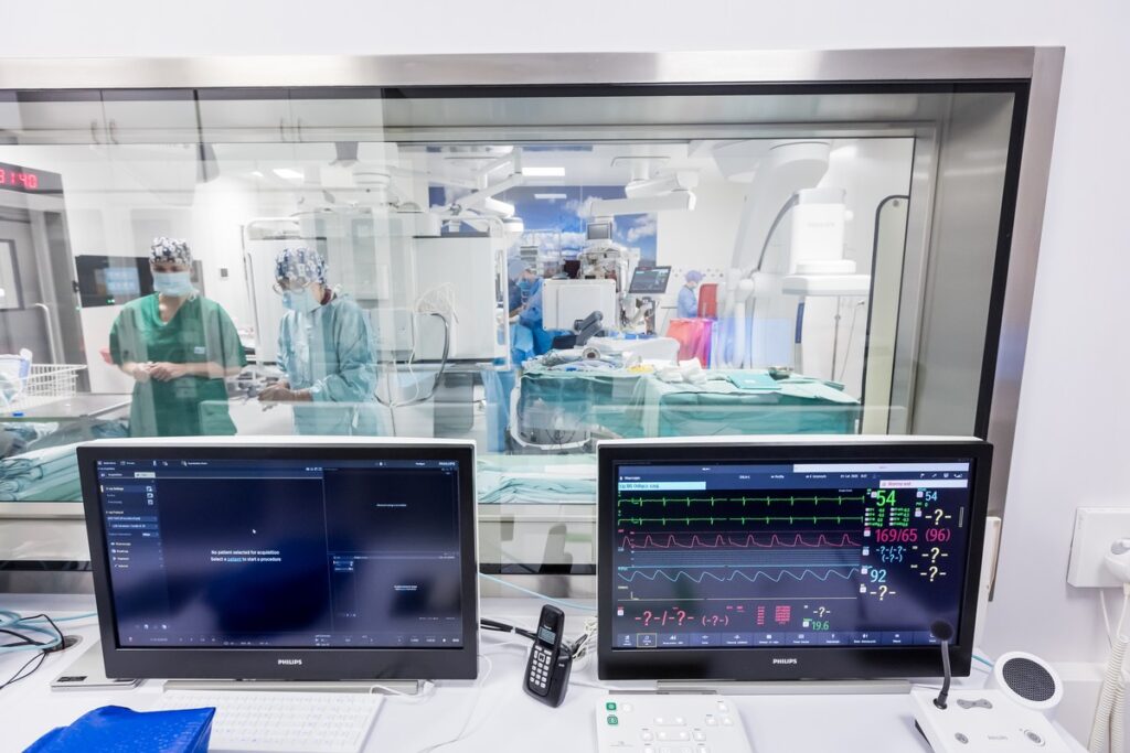 Tysięczny zabieg przezcewnikowego wszczepienia zastawki aortalnej w w sali hybrydowej Kliniki Kardiochirurgii Szpitala Uniwersyteckiego im. Jurasza w Bydgoszczy, fot. Tomasz Czachorowski/eventphoto.com.pl dla UMWKP