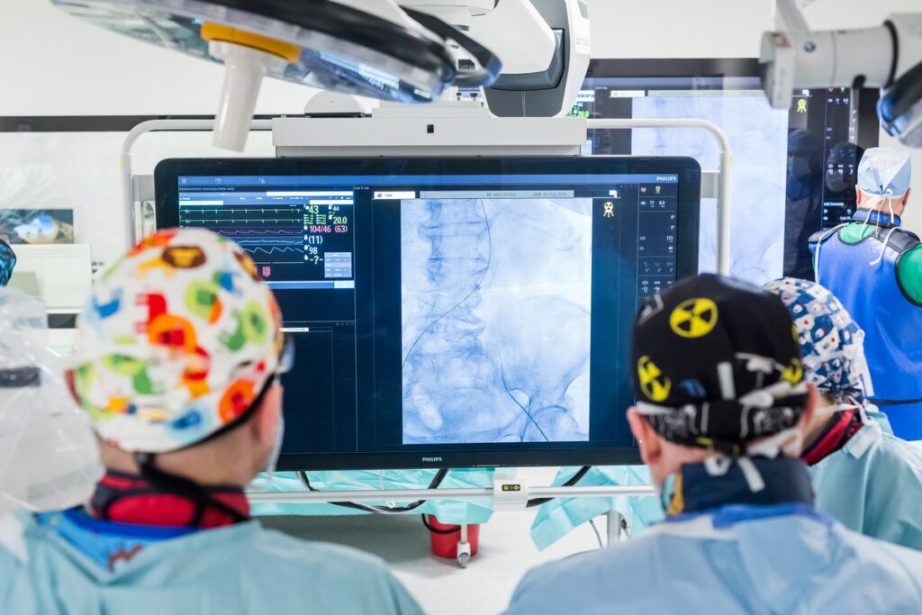 Tysięczny zabieg przezcewnikowego wszczepienia zastawki aortalnej w w sali hybrydowej Kliniki Kardiochirurgii Szpitala Uniwersyteckiego im. Jurasza w Bydgoszczy, fot. Tomasz Czachorowski/eventphoto.com.pl dla UMWKP