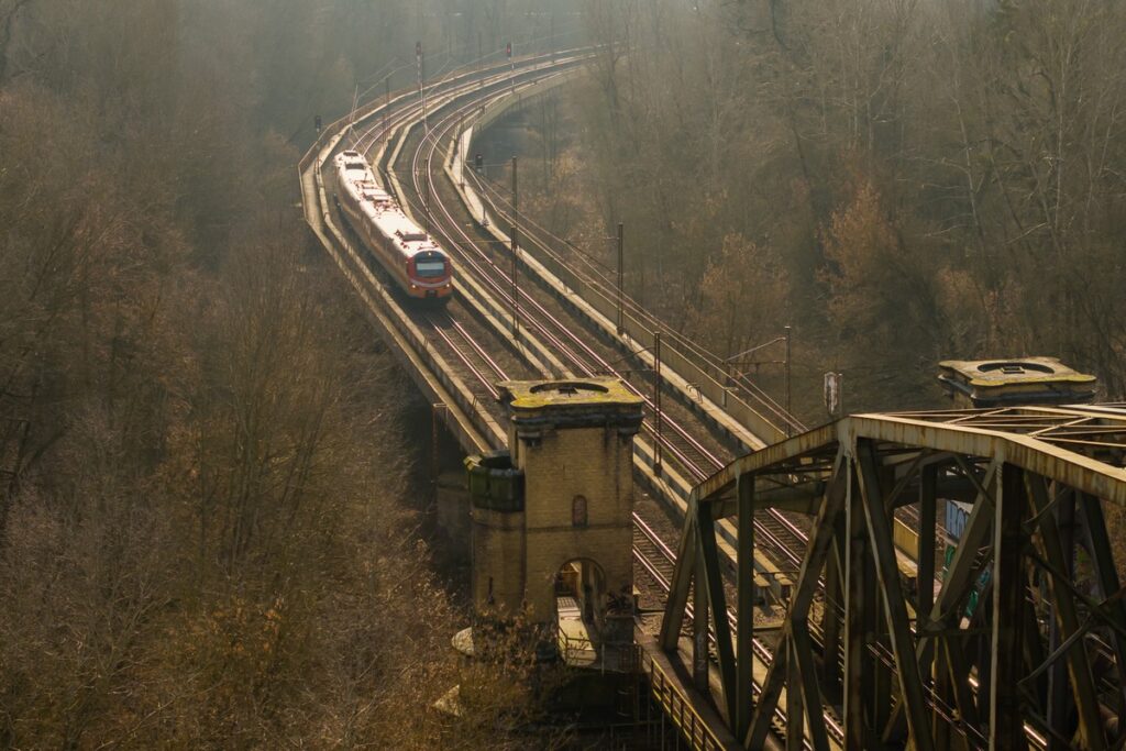 Przejazd pociągów przez most kolejowy w Toruniu fot. Szymon Zdziebło/tarantoga.pl dla UMWKP Train Crossing the Railway Bridge in Toruń, photo by Szymon Zdziebło/tarantoga.pl for UMWKP