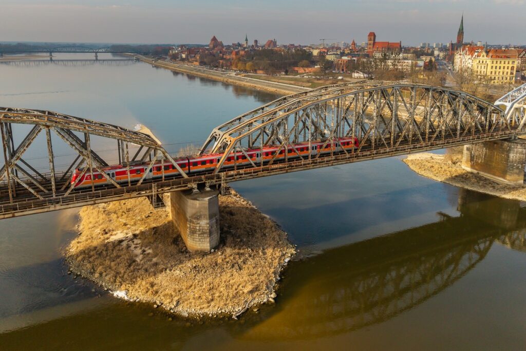 Train Crossing the Railway Bridge in Toruń, photo by Szymon Zdziebło/tarantoga.pl for UMWKP