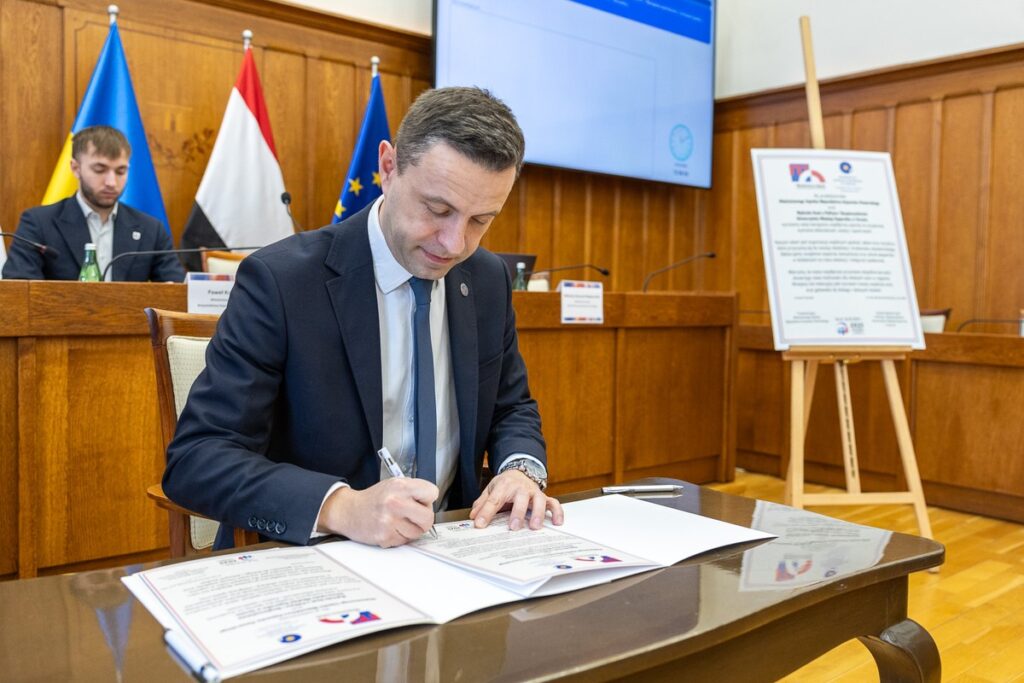 Session of the Regional Youth Parliament, photo by Szymon Zdziebło/tarantoga.pl for UMWKP