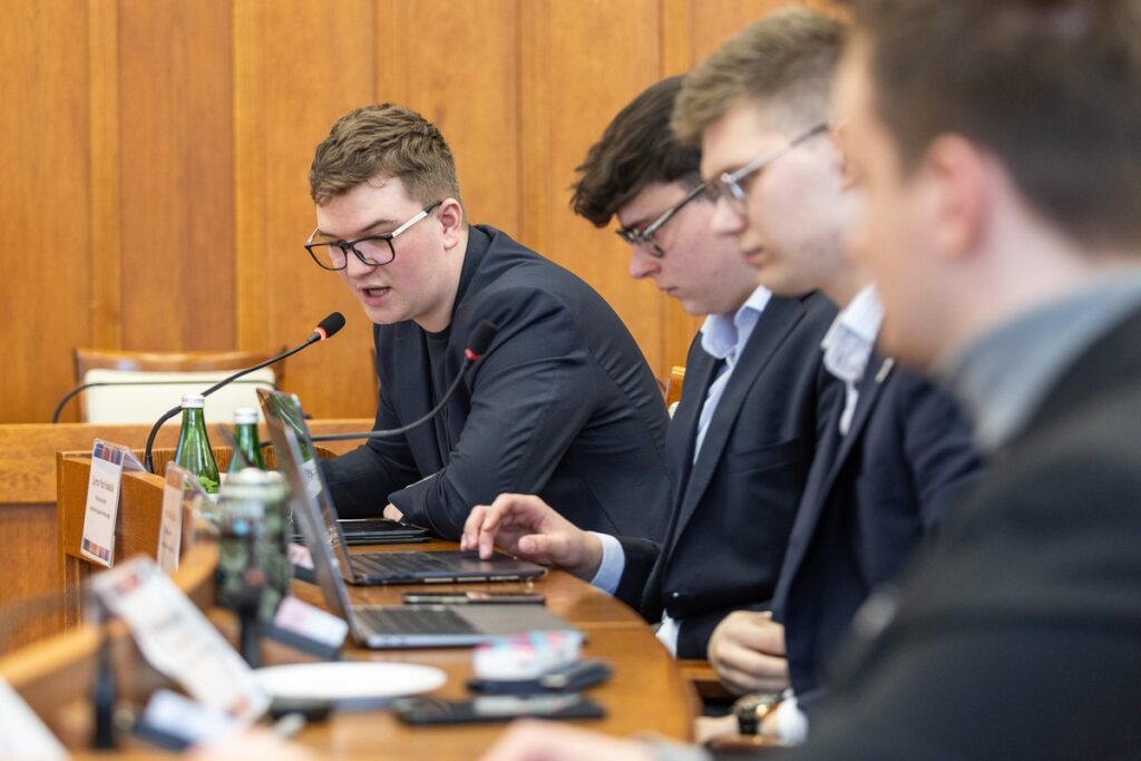 Session of the Regional Youth Parliament, photo by Szymon Zdziebło/tarantoga.pl for UMWKP