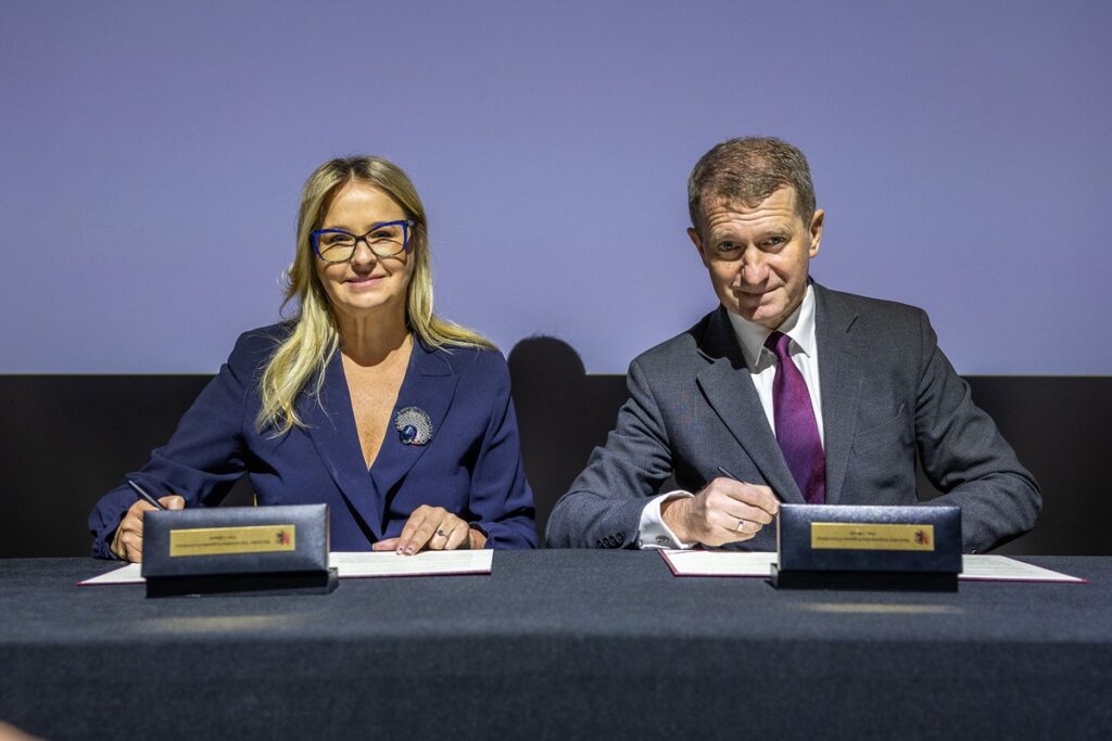 Spotkanie w Brzeskim Centrum Kultury i Historii „Wahadło” dotyczące rozbudowy bazy sportowej w województwie, fot. Szymon Zdziebło/tarantoga.pl dla UMWKP