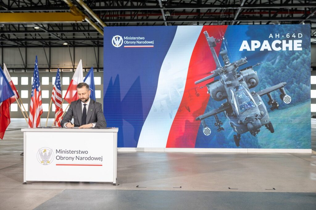 Signing a contract for the lease of ‘Apache’ helicopters at the 56th Air Base photo: Szymon Zdziebło/tarantoga.pl for UMWKP