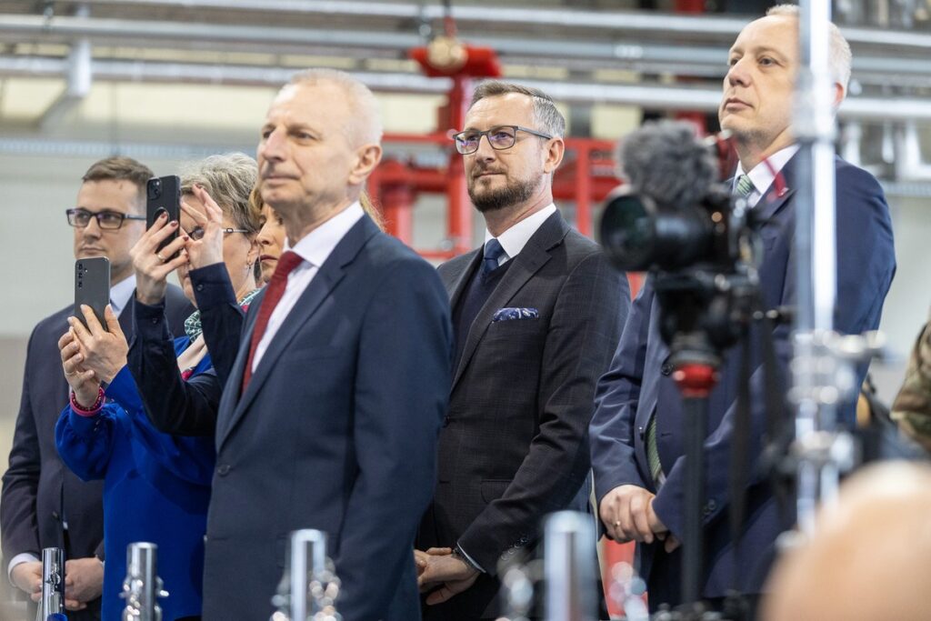 Signing a contract for the lease of ‘Apache’ helicopters at the 56th Air Base photo: Szymon Zdziebło/tarantoga.pl for UMWKP