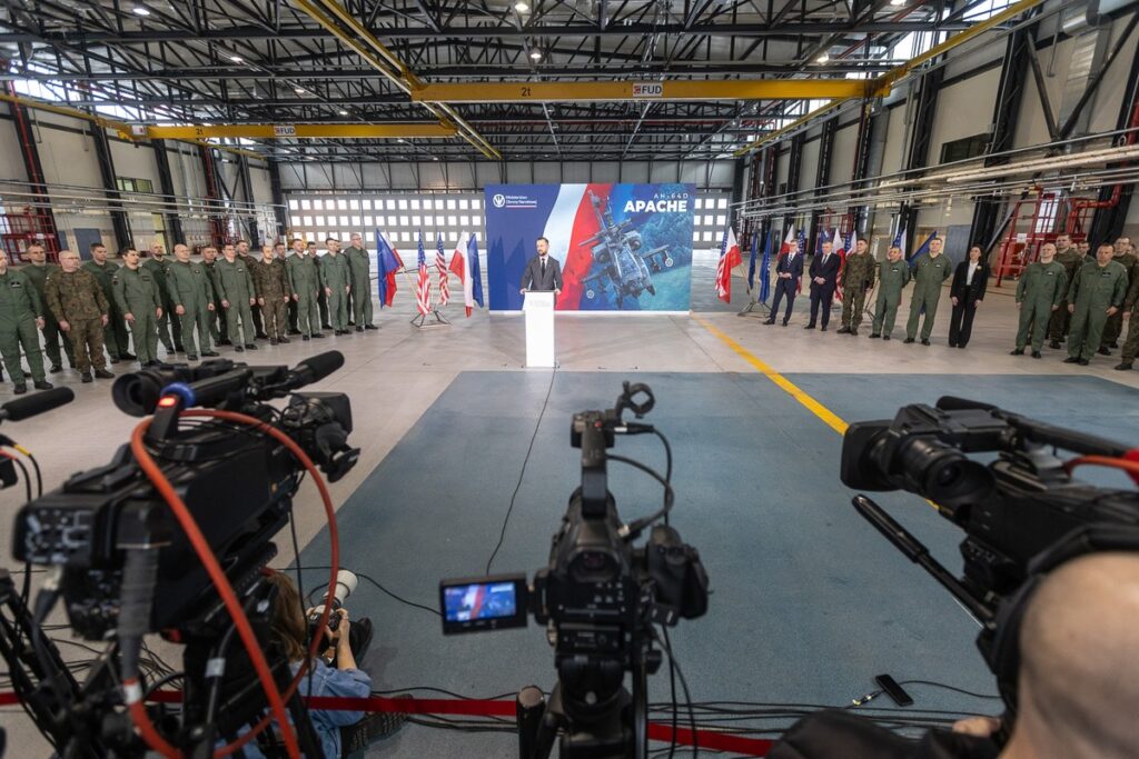 Signing a contract for the lease of ‘Apache’ helicopters at the 56th Air Base photo: Szymon Zdziebło/tarantoga.pl for UMWKP