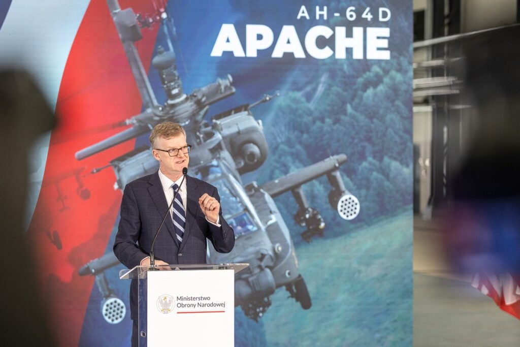 Signing a contract for the lease of ‘Apache’ helicopters at the 56th Air Base photo: Szymon Zdziebło/tarantoga.pl for UMWKP