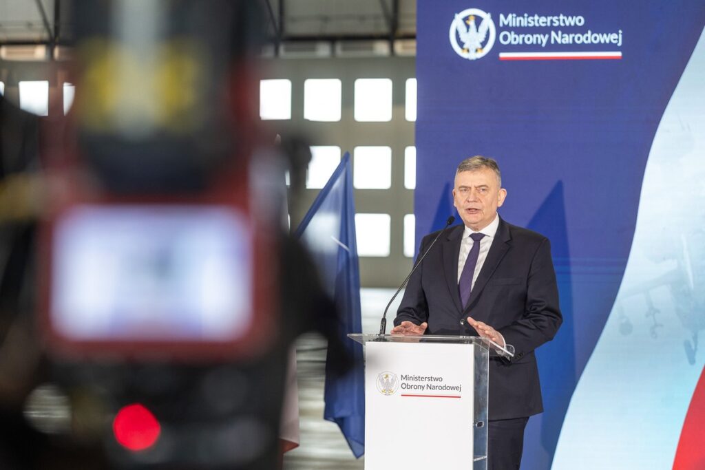 Signing a contract for the lease of ‘Apache’ helicopters at the 56th Air Base photo: Szymon Zdziebło/tarantoga.pl for UMWKP