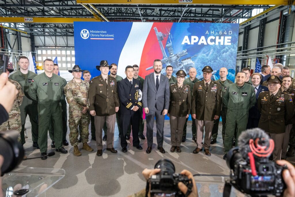 Signing a contract for the lease of ‘Apache’ helicopters at the 56th Air Base photo: Szymon Zdziebło/tarantoga.pl for UMWKP