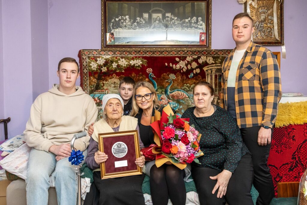 Wręczenie medalu Unitas Durat Mariannie Krzemińskiej, fot. Szymon Zdziebło/tarantoga.pl dla UMWKP Awarding the Unitas Durat medal to Marianna Krzemińska, photo: Szymon Zdziebło/tarantoga.pl for UMWKP