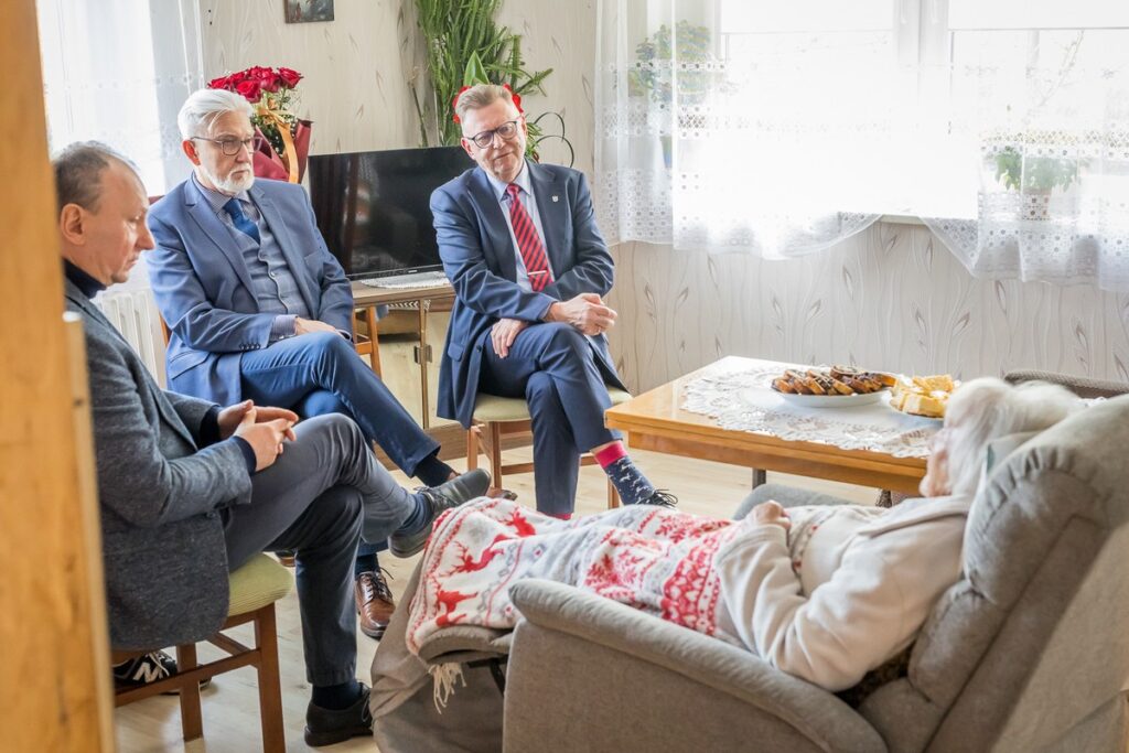 Wręczenie medalu Unitas Durat Reginie Buko, fot. Tomasz Czachorowski/eventphoto.com.pl dla UMWKP Awarding the Unitas Durat medal to Regina Buko, photo: Tomasz Czachorowski/eventphoto.com.pl for UMWKP