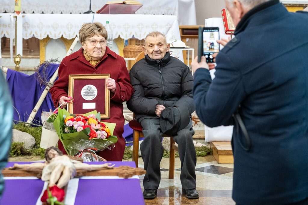 Wręczenie medalu Unitas Durat Genowefie Cygańskiej, fot. Szymon Zdziebło/tarantoga.pl dla UMWKP