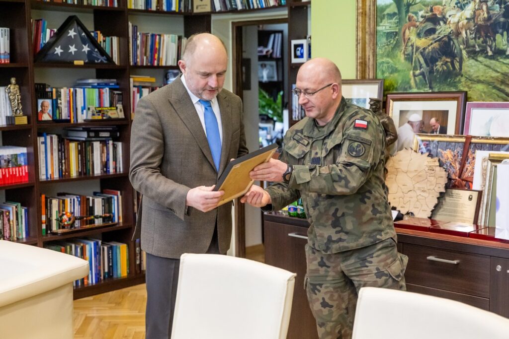 Spotkanie marszałka Piotra Całbeckiego z generałem Krzysztofem Stańczykiem, fot. Andrzej Goiński/UMWKP