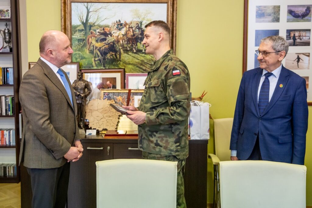 Spotkanie marszałka Piotra Całbeckiego z generałem Krzysztofem Stańczykiem, fot. Andrzej Goiński/UMWKP