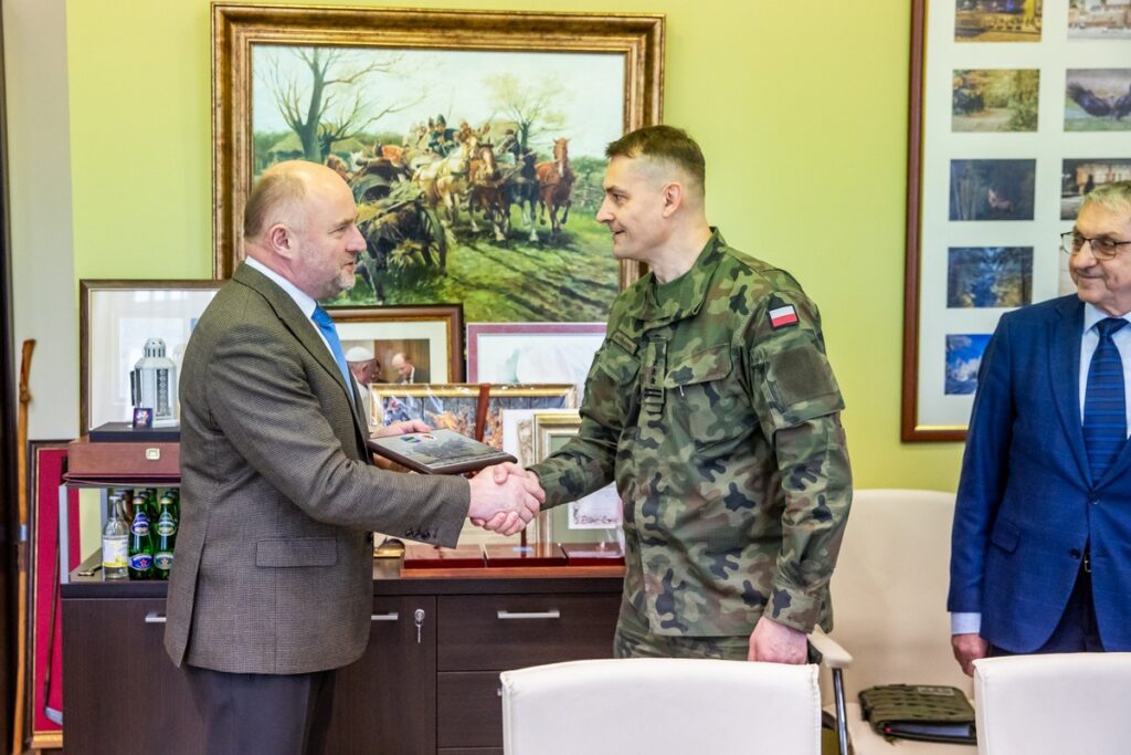 Spotkanie marszałka Piotra Całbeckiego z generałem Krzysztofem Stańczykiem, fot. Andrzej Goiński/UMWKP