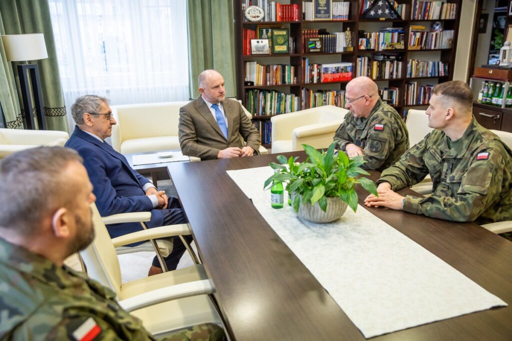 Spotkanie marszałka Piotra Całbeckiego z generałem Krzysztofem Stańczykiem, fot. Andrzej Goiński/UMWKP