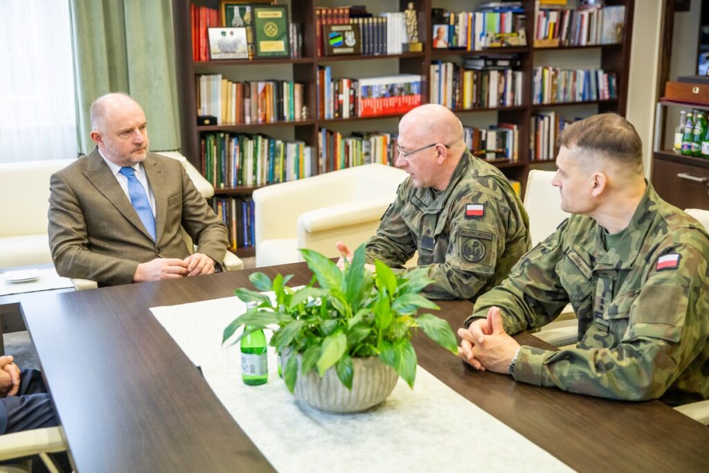 Spotkanie marszałka Piotra Całbeckiego z generałem Krzysztofem Stańczykiem, fot. Andrzej Goiński/UMWKP
