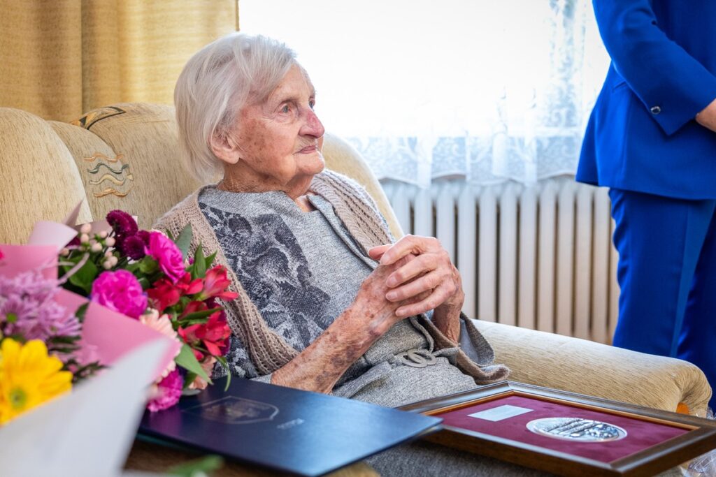 Wręczenie medalu Unitas Durat Rodsławie Łapkiewicz, fot. Szymon Zdziebło/tarantoga.pl dla UMWKP
