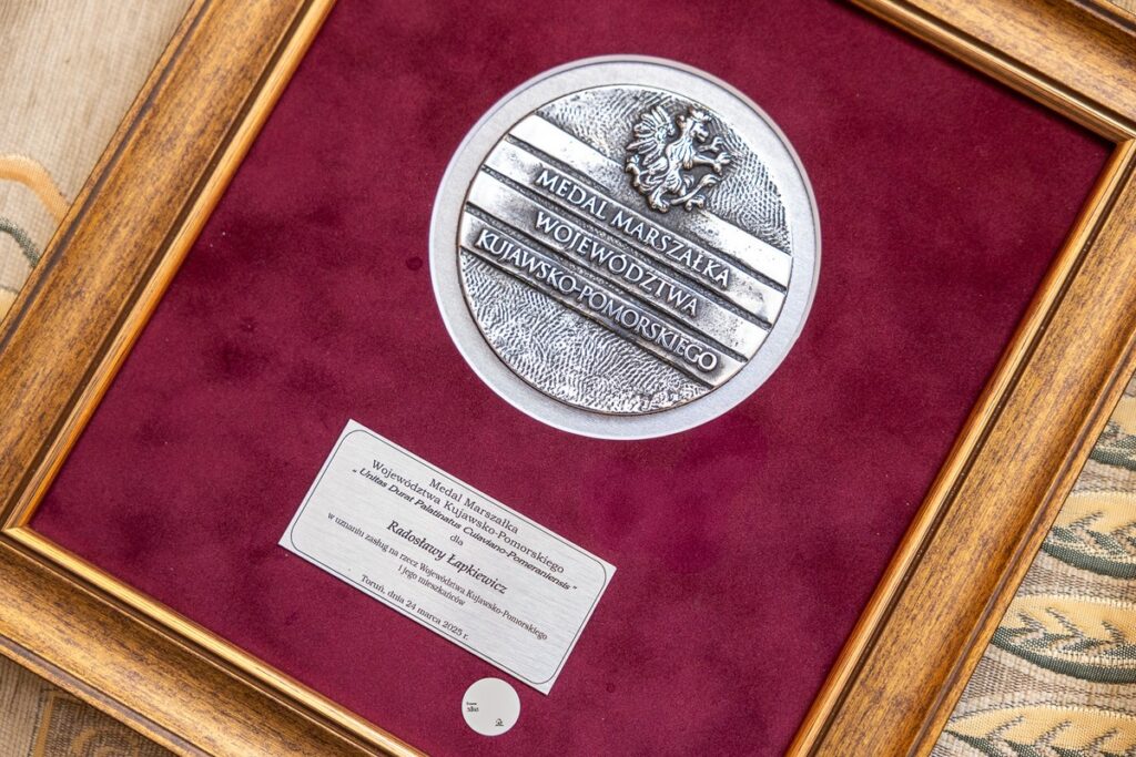 Wręczenie medalu Unitas Durat Rodsławie Łapkiewicz, fot. Szymon Zdziebło/tarantoga.pl dla UMWKP