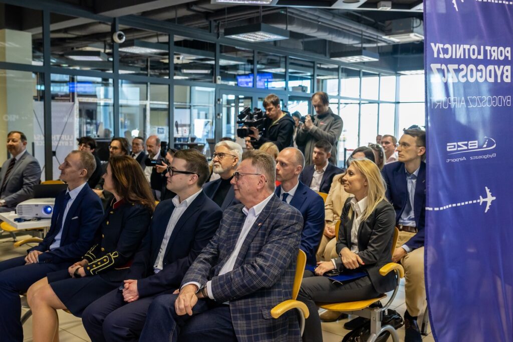 Meeting at Bydgoszcz Airport, photo by Tomasz Czachorowski/eventphoto for UMWKP