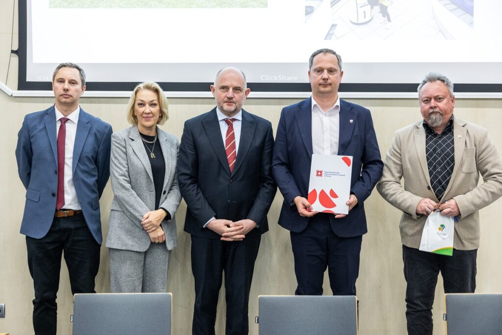 Podpisanie porozumień z przedstawicielami jednostek samorządu terytorialnego, fot. Szymon Zdziebło/tarantoga.pl dla UMWKP