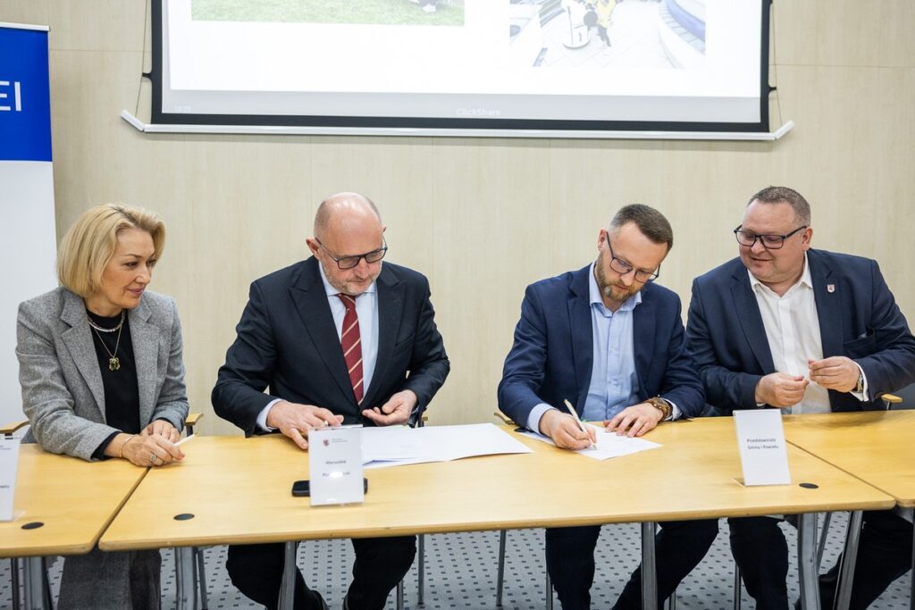 Podpisanie porozumień z przedstawicielami jednostek samorządu terytorialnego, fot. Szymon Zdziebło/tarantoga.pl dla UMWKP