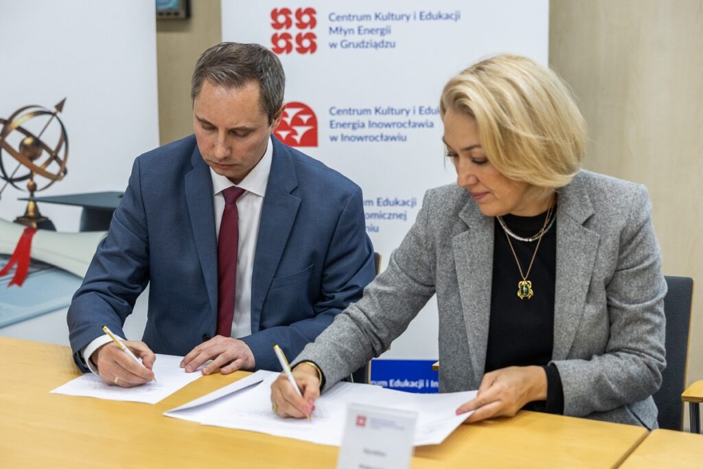 Podpisanie porozumień z przedstawicielami jednostek samorządu terytorialnego, fot. Szymon Zdziebło/tarantoga.pl dla UMWKP