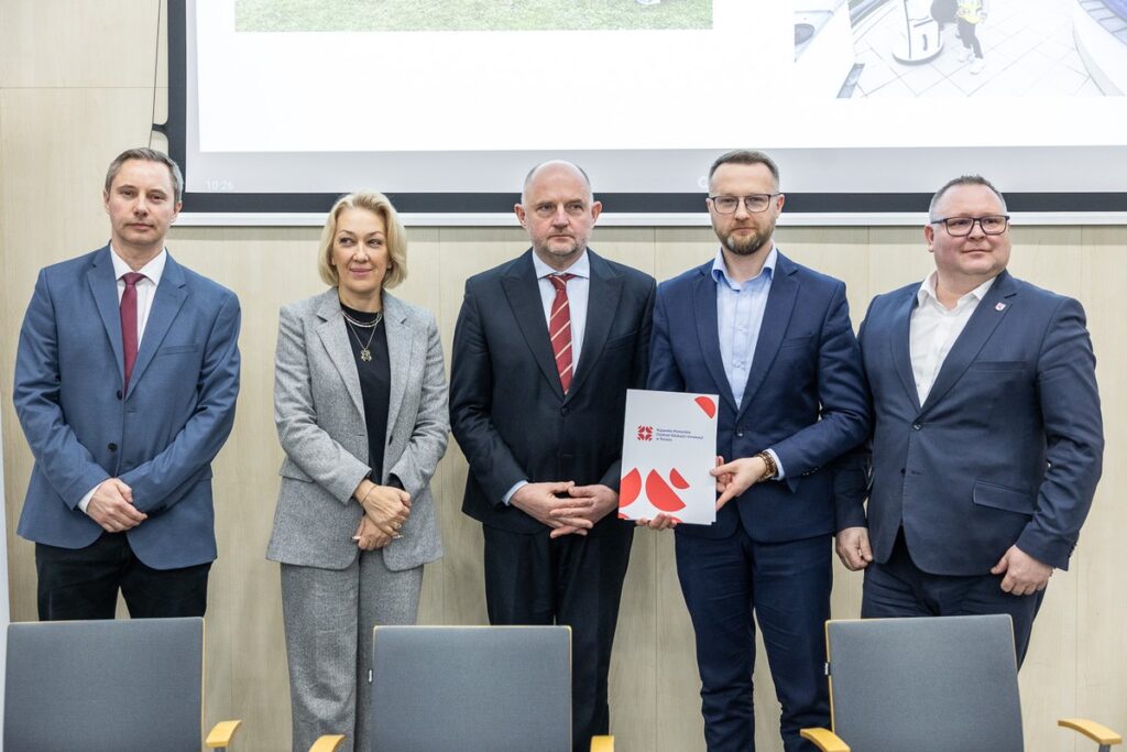 Podpisanie porozumień z przedstawicielami jednostek samorządu terytorialnego, fot. Szymon Zdziebło/tarantoga.pl dla UMWKP