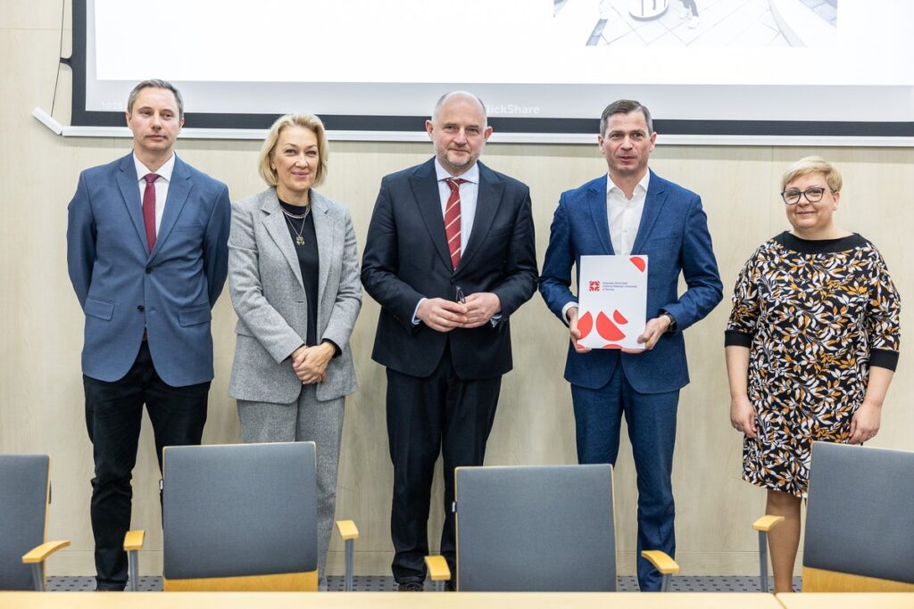 Podpisanie porozumień z przedstawicielami jednostek samorządu terytorialnego, fot. Szymon Zdziebło/tarantoga.pl dla UMWKP