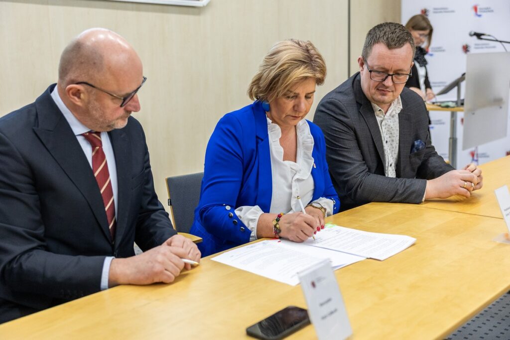 Podpisanie porozumień z przedstawicielami jednostek samorządu terytorialnego, fot. Szymon Zdziebło/tarantoga.pl dla UMWKP