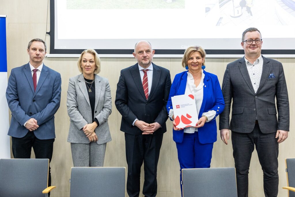 Podpisanie porozumień z przedstawicielami jednostek samorządu terytorialnego, fot. Szymon Zdziebło/tarantoga.pl dla UMWKP