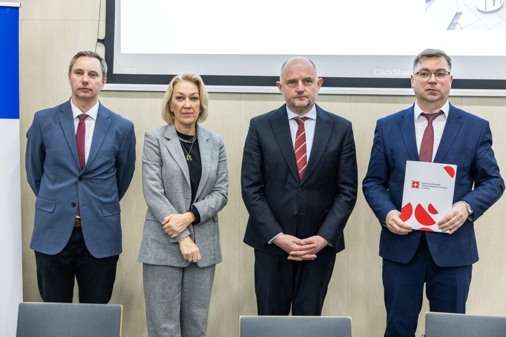 Podpisanie porozumień z przedstawicielami jednostek samorządu terytorialnego, fot. Szymon Zdziebło/tarantoga.pl dla UMWKP