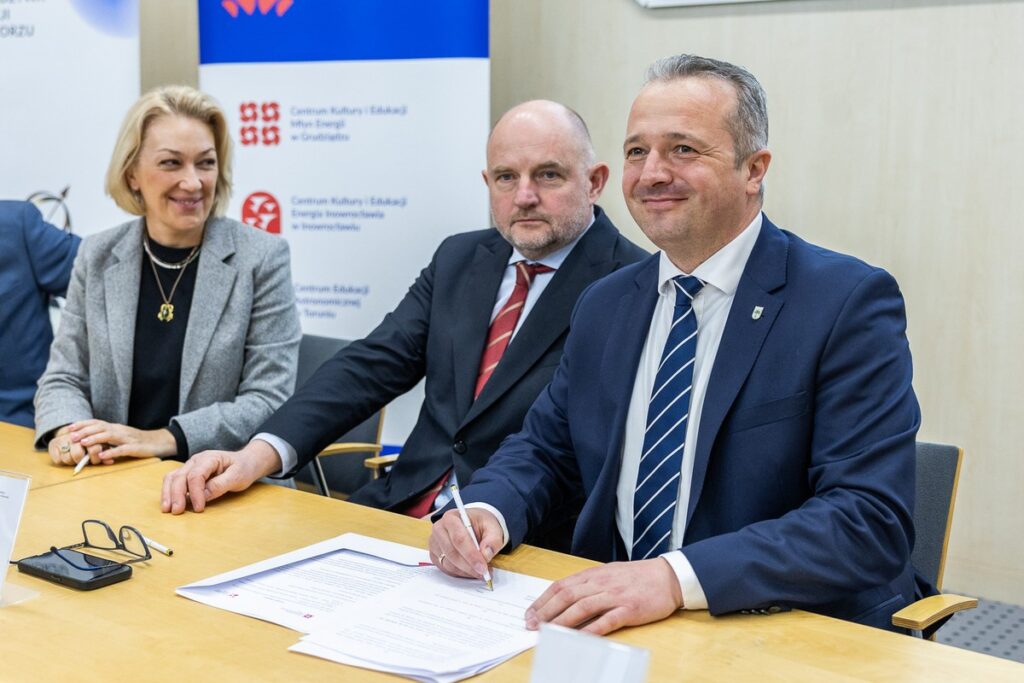 Podpisanie porozumień z przedstawicielami jednostek samorządu terytorialnego, fot. Szymon Zdziebło/tarantoga.pl dla UMWKP