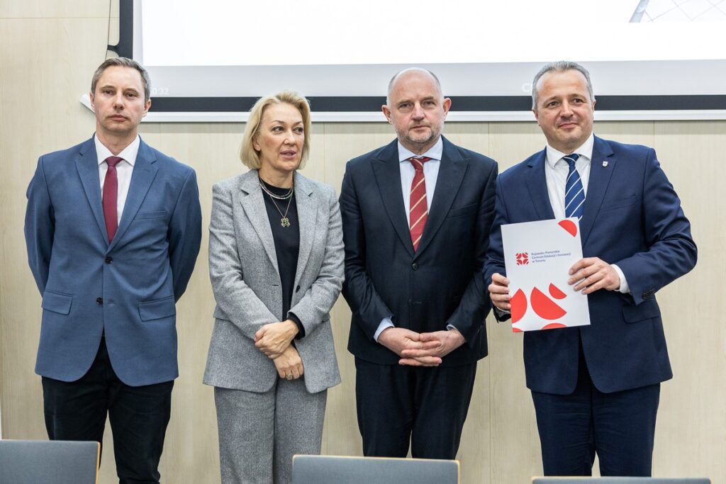 Podpisanie porozumień z przedstawicielami jednostek samorządu terytorialnego, fot. Szymon Zdziebło/tarantoga.pl dla UMWKP