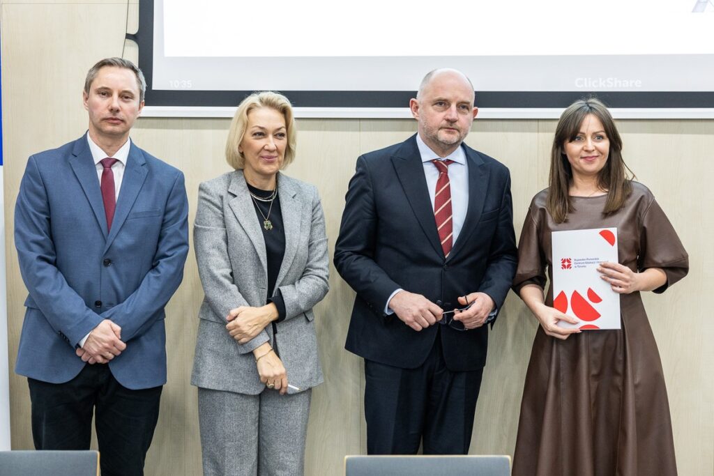 Podpisanie porozumień z przedstawicielami jednostek samorządu terytorialnego, fot. Szymon Zdziebło/tarantoga.pl dla UMWKP