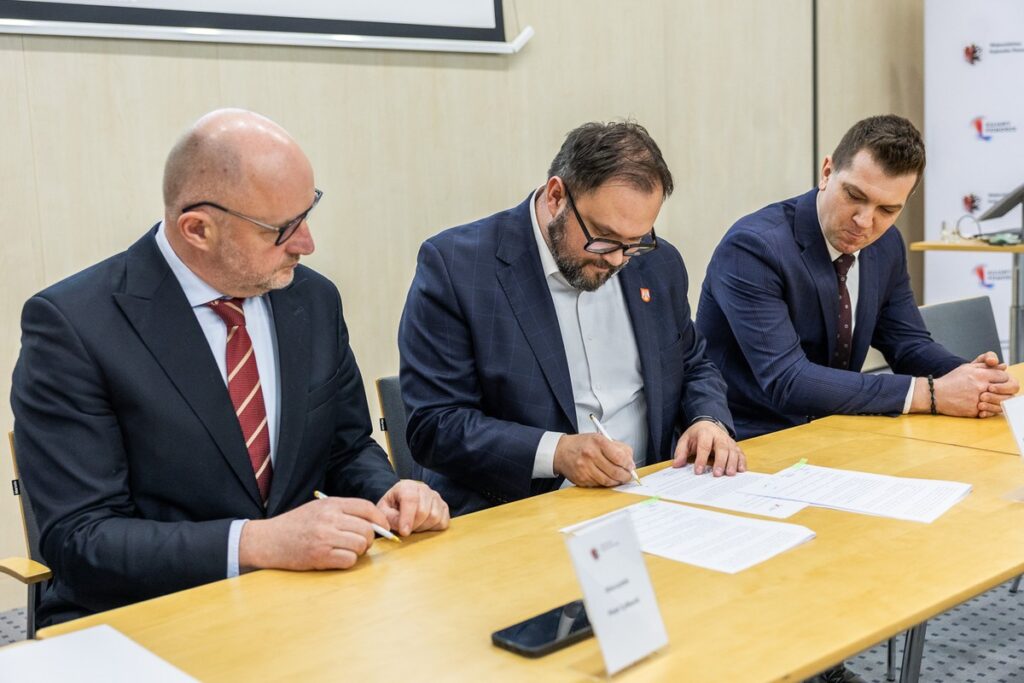 Podpisanie porozumień z przedstawicielami jednostek samorządu terytorialnego, fot. Szymon Zdziebło/tarantoga.pl dla UMWKP