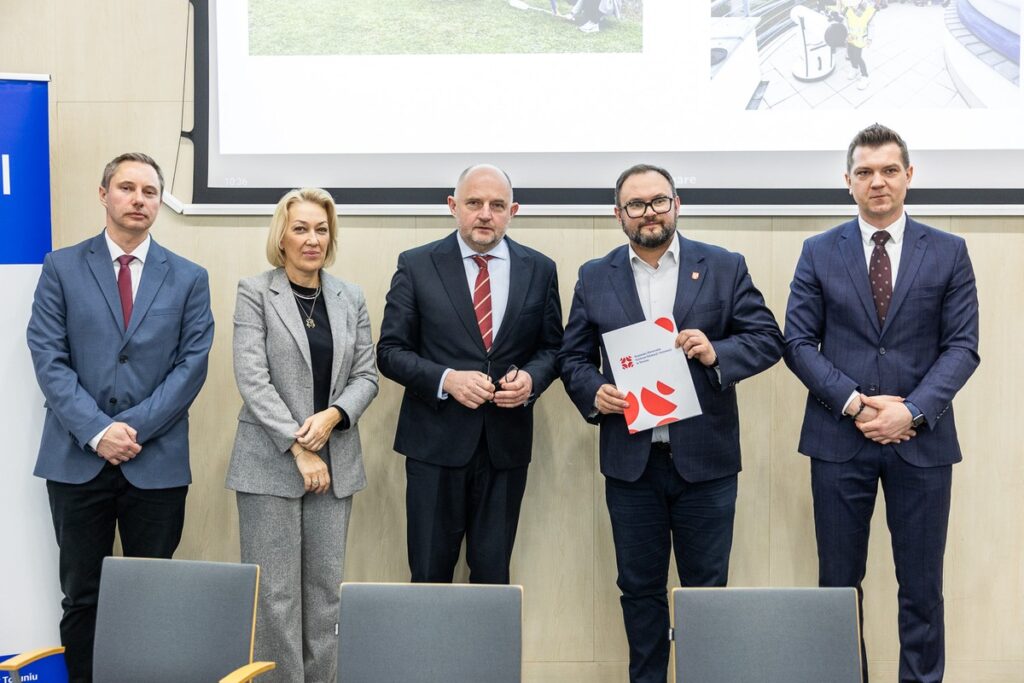 Podpisanie porozumień z przedstawicielami jednostek samorządu terytorialnego, fot. Szymon Zdziebło/tarantoga.pl dla UMWKP