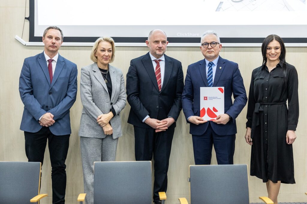 Podpisanie porozumień z przedstawicielami jednostek samorządu terytorialnego, fot. Szymon Zdziebło/tarantoga.pl dla UMWKP