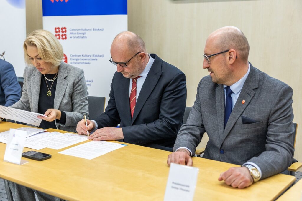 Podpisanie porozumień z przedstawicielami jednostek samorządu terytorialnego, fot. Szymon Zdziebło/tarantoga.pl dla UMWKP