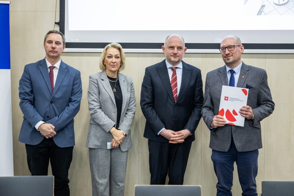 Podpisanie porozumień z przedstawicielami jednostek samorządu terytorialnego, fot. Szymon Zdziebło/tarantoga.pl dla UMWKP