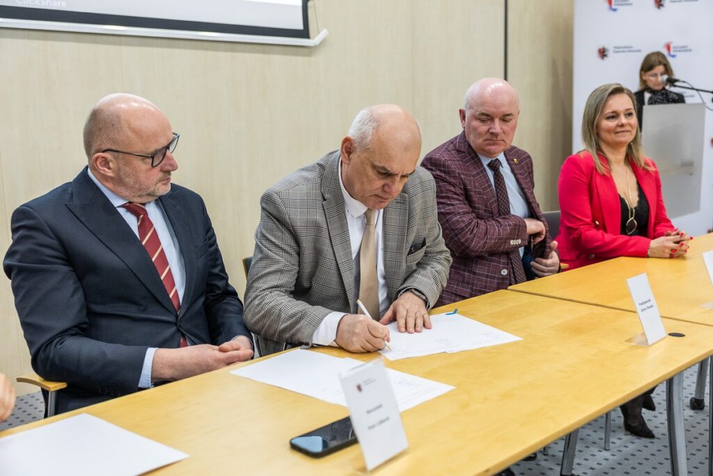 Podpisanie porozumień z przedstawicielami jednostek samorządu terytorialnego, fot. Szymon Zdziebło/tarantoga.pl dla UMWKP